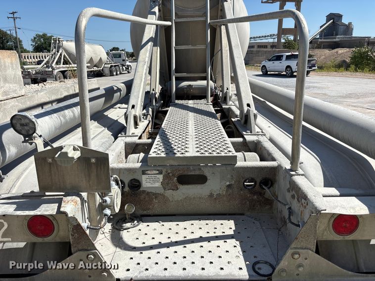 image for item FP3000 2006 Heil pneumatic dry bulk trailer
