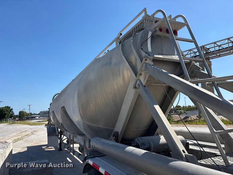 image for item FP3000 2006 Heil pneumatic dry bulk trailer