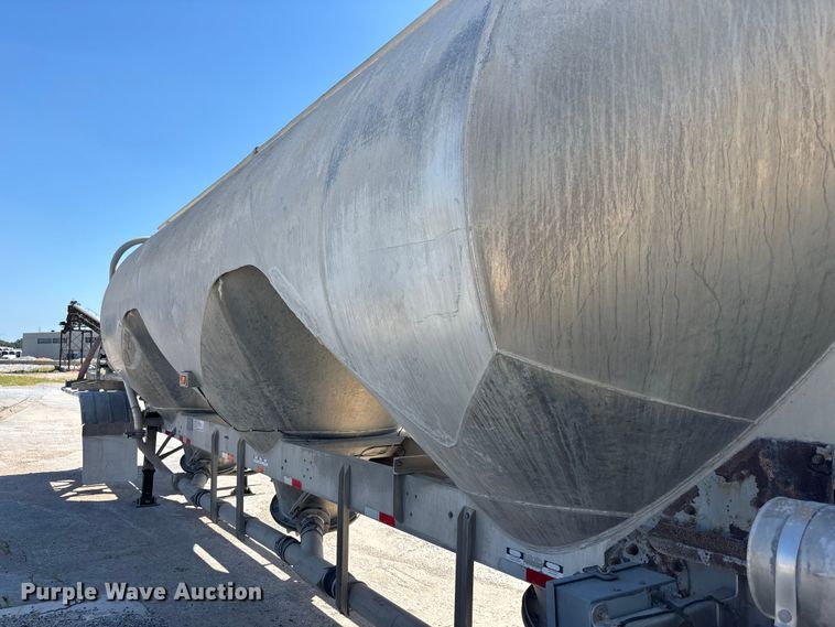 image for item FP3000 2006 Heil pneumatic dry bulk trailer