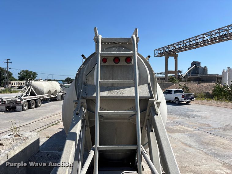 image for item FP3000 2006 Heil pneumatic dry bulk trailer