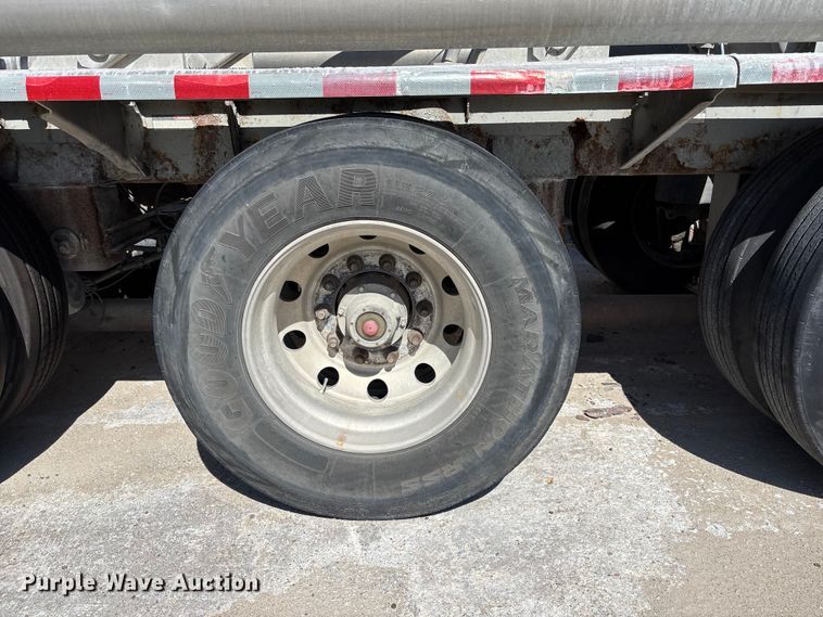 image for item FP3000 2006 Heil pneumatic dry bulk trailer