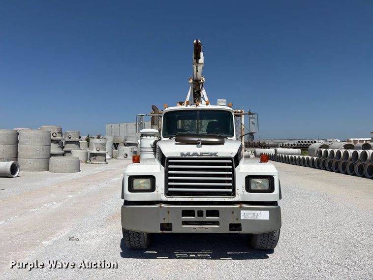 image for item FP4000 2001 Mack RD680S crane truck