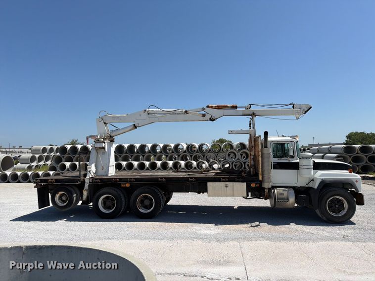image for item FP4000 2001 Mack RD680S crane truck