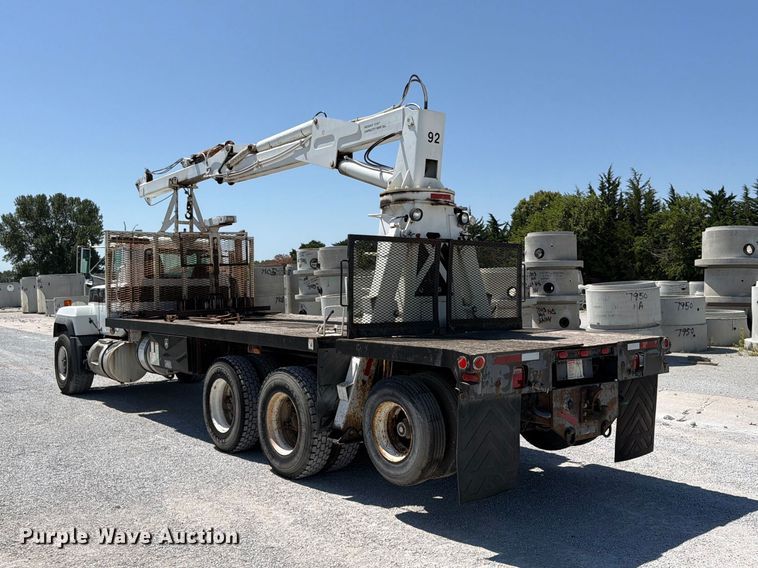 image for item FP4000 2001 Mack RD680S crane truck