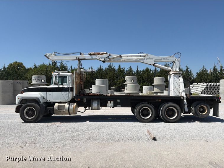 image for item FP4000 2001 Mack RD680S crane truck