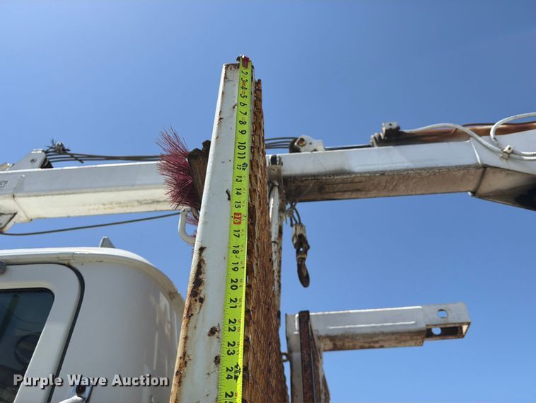 image for item FP4000 2001 Mack RD680S crane truck