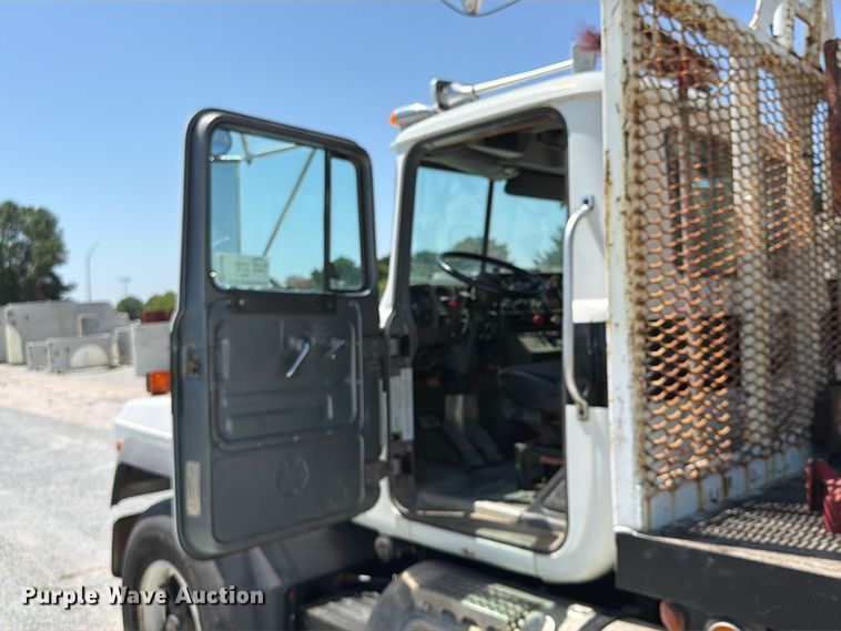 image for item FP4000 2001 Mack RD680S crane truck