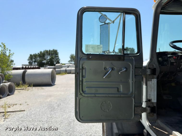 image for item FP4000 2001 Mack RD680S crane truck