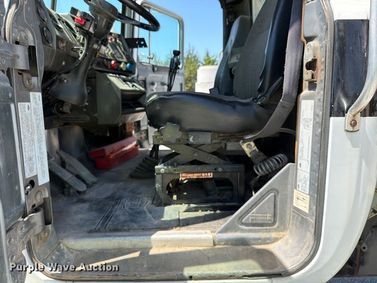 image for item FP4000 2001 Mack RD680S crane truck