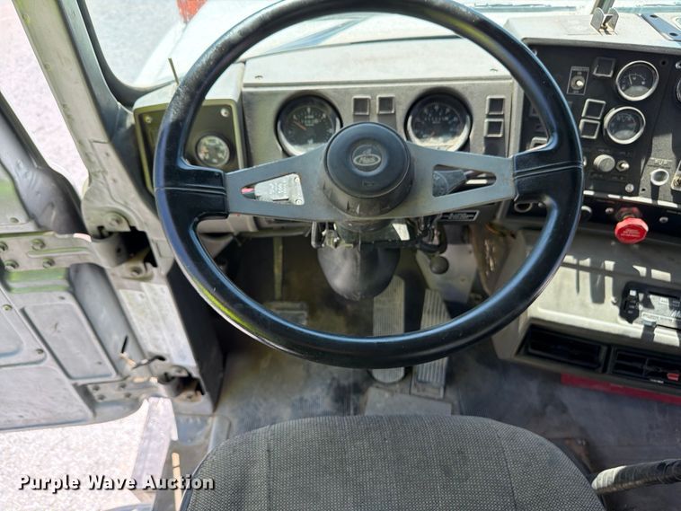 image for item FP4000 2001 Mack RD680S crane truck