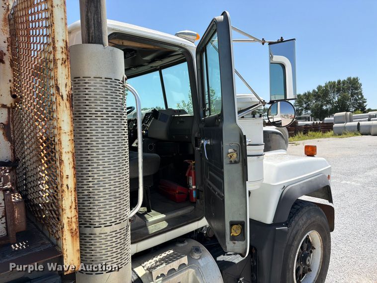image for item FP4000 2001 Mack RD680S crane truck