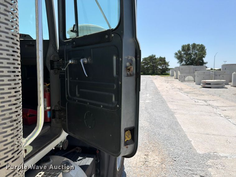 image for item FP4000 2001 Mack RD680S crane truck