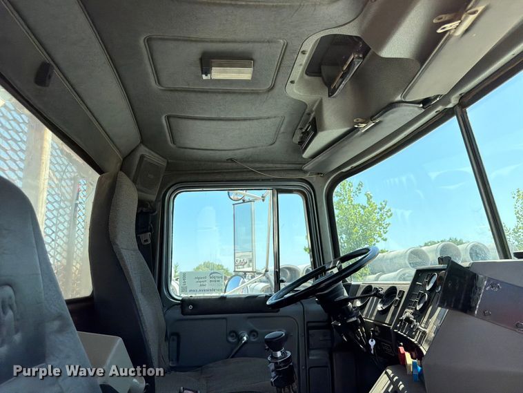 image for item FP4000 2001 Mack RD680S crane truck