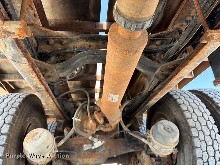 image for item FP4000 2001 Mack RD680S crane truck