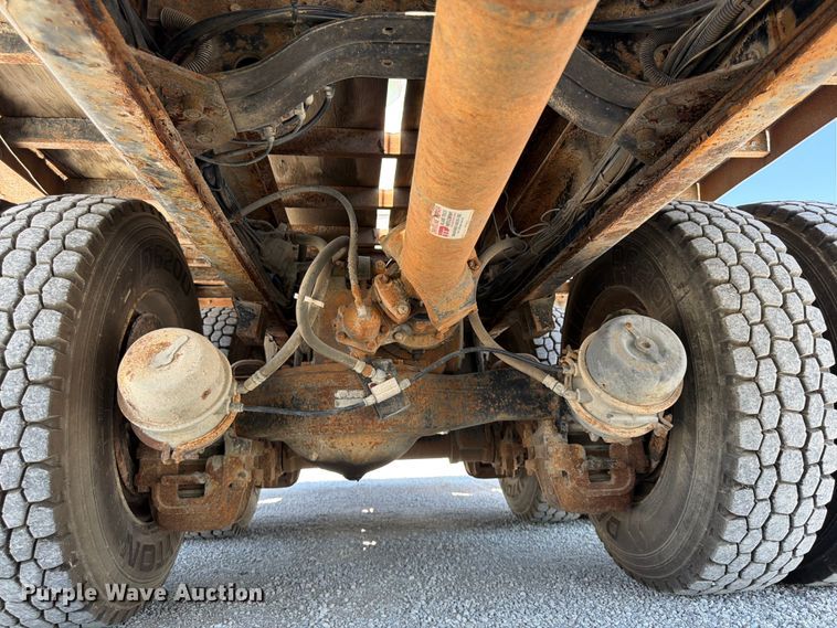 image for item FP4000 2001 Mack RD680S crane truck