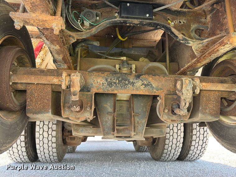 image for item FP4000 2001 Mack RD680S crane truck