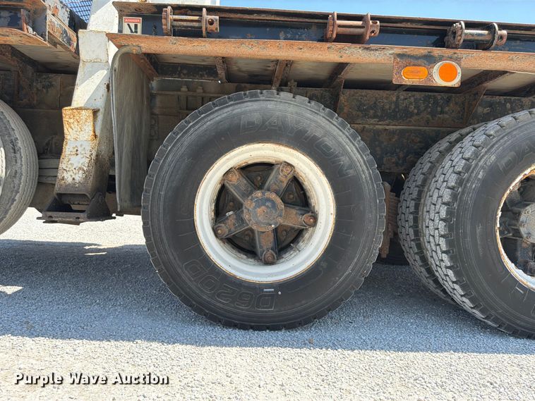 image for item FP4000 2001 Mack RD680S crane truck