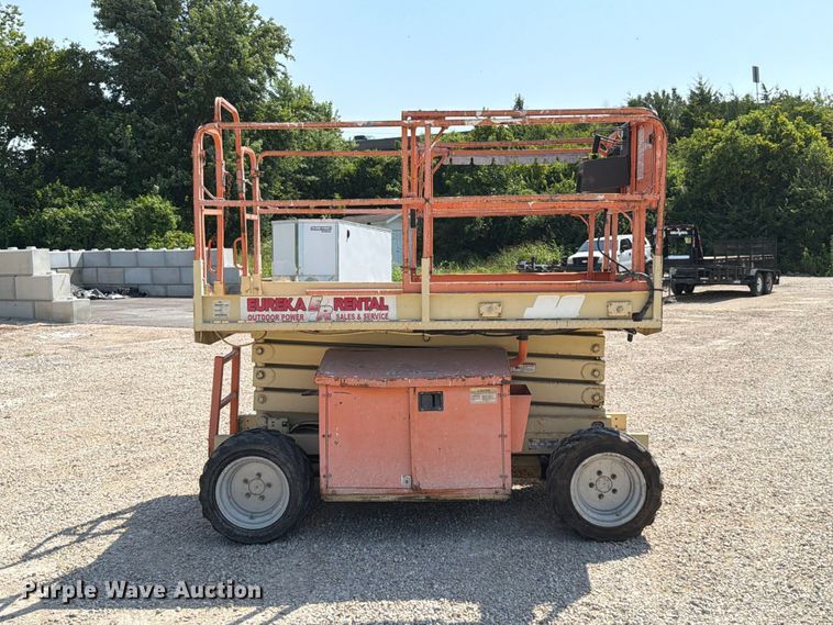 image for item FT6113 2006 JLG 260MRT scissor lift