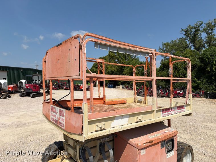 image for item FT6113 2006 JLG 260MRT scissor lift