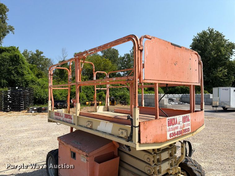 image for item FT6113 2006 JLG 260MRT scissor lift