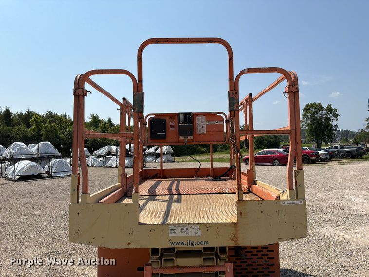 image for item FT6113 2006 JLG 260MRT scissor lift