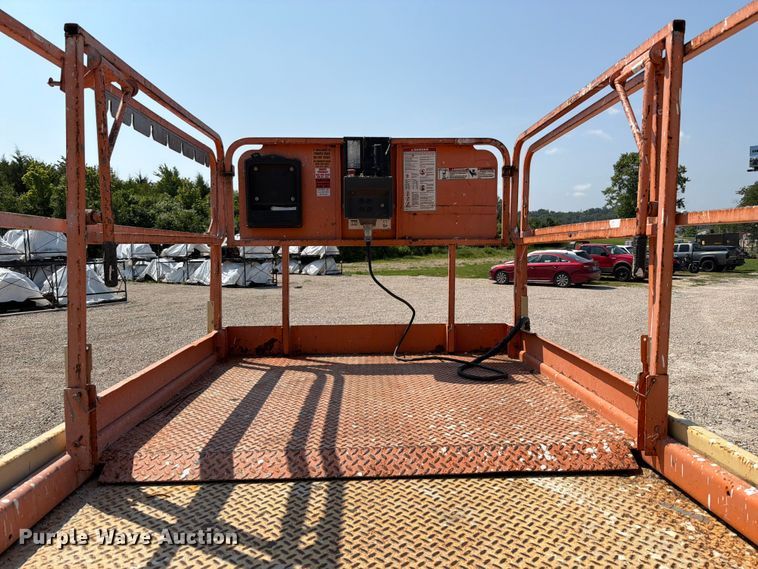 image for item FT6113 2006 JLG 260MRT scissor lift