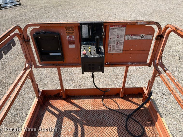 image for item FT6113 2006 JLG 260MRT scissor lift