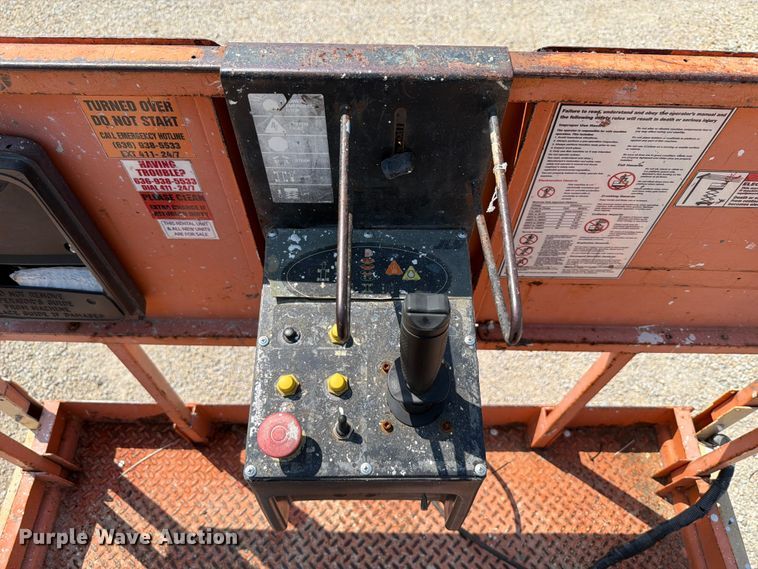 image for item FT6113 2006 JLG 260MRT scissor lift