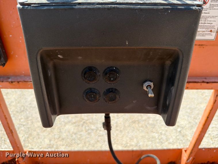 image for item FT6113 2006 JLG 260MRT scissor lift