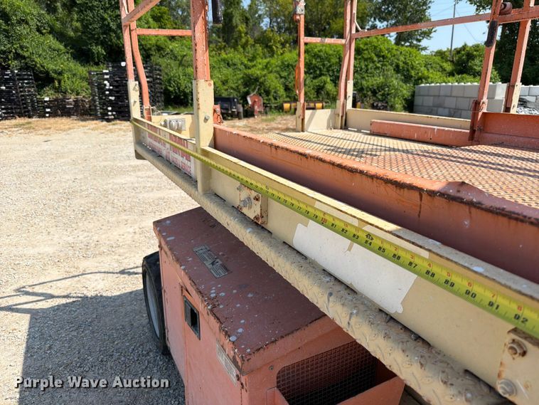 image for item FT6113 2006 JLG 260MRT scissor lift