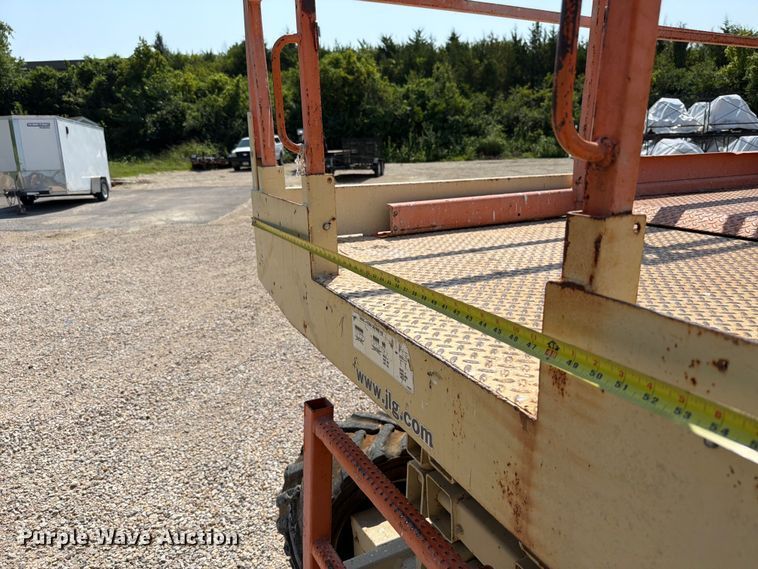 image for item FT6113 2006 JLG 260MRT scissor lift