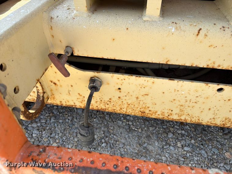 image for item FT6113 2006 JLG 260MRT scissor lift
