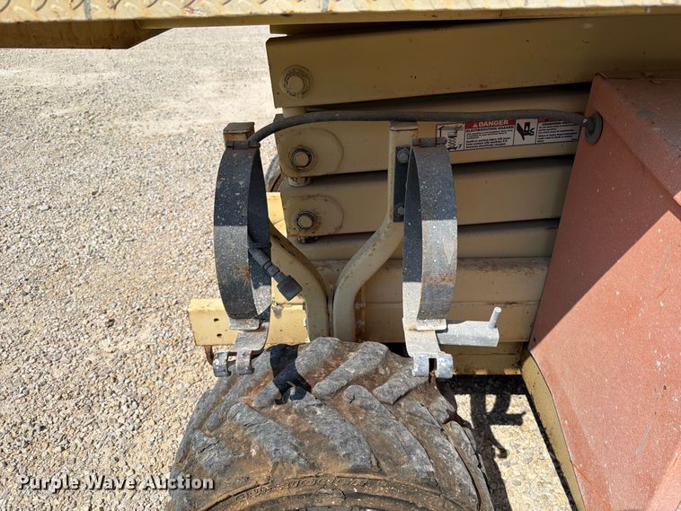 image for item FT6113 2006 JLG 260MRT scissor lift