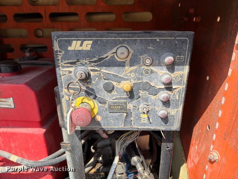 image for item FT6113 2006 JLG 260MRT scissor lift