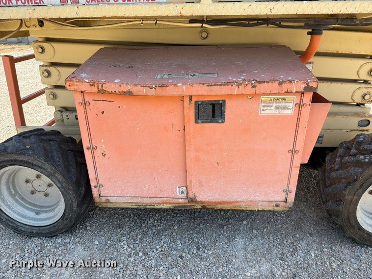 image for item FT6113 2006 JLG 260MRT scissor lift