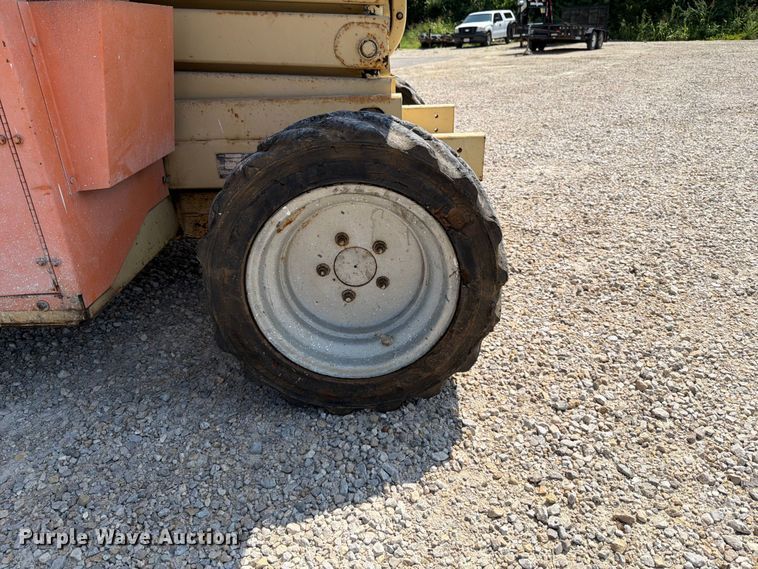 image for item FT6113 2006 JLG 260MRT scissor lift