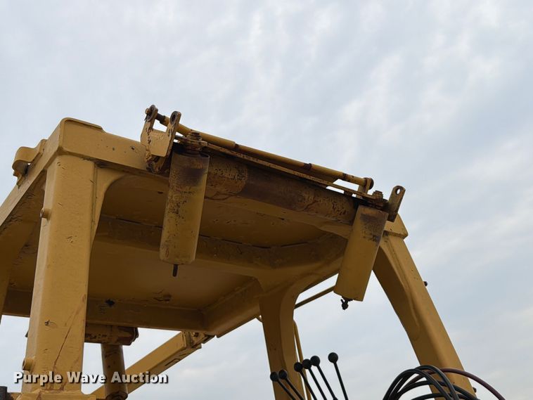 image for item FT6116 1991 Komatsu D65E-8 cable plow