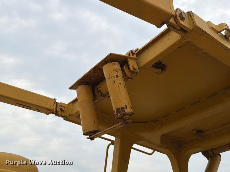 image for item FT6116 1991 Komatsu D65E-8 cable plow
