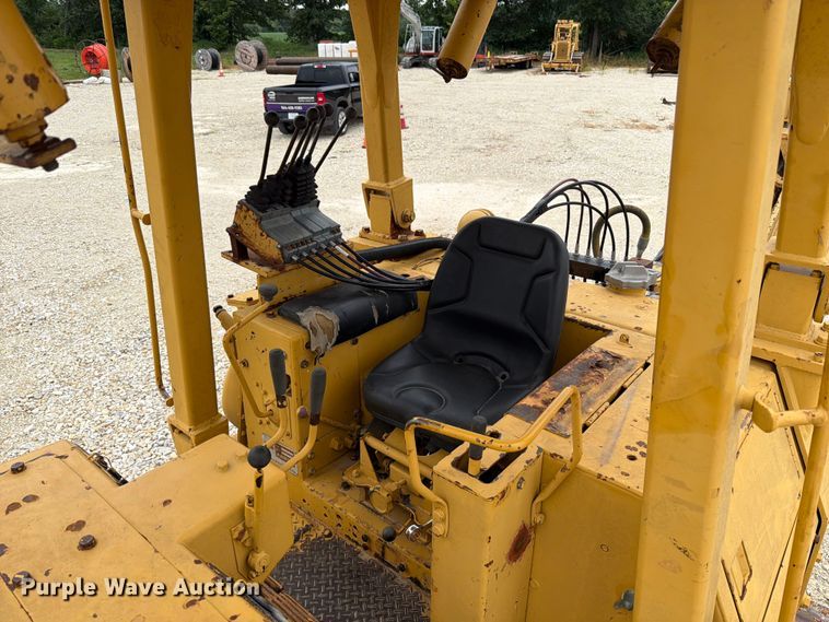 image for item FT6116 1991 Komatsu D65E-8 cable plow