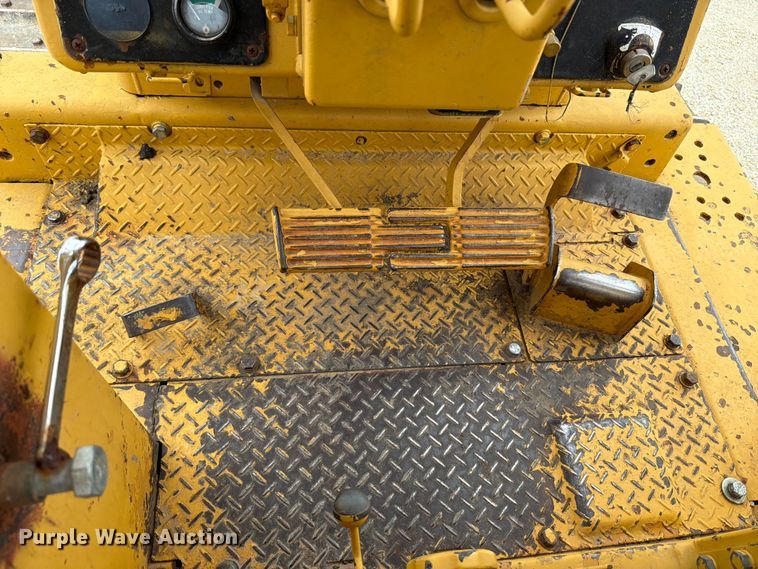 image for item FT6116 1991 Komatsu D65E-8 cable plow