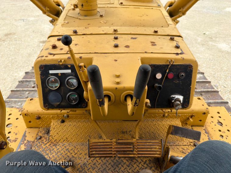 image for item FT6116 1991 Komatsu D65E-8 cable plow