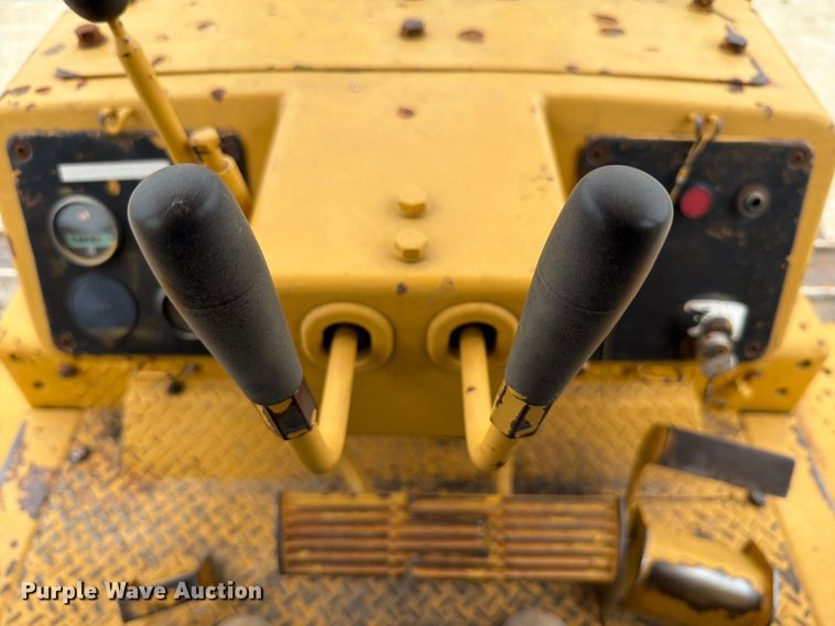 image for item FT6116 1991 Komatsu D65E-8 cable plow