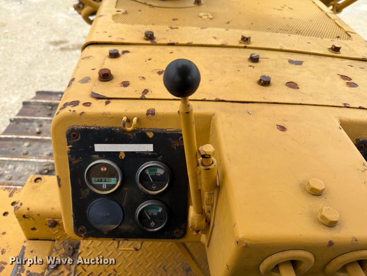image for item FT6116 1991 Komatsu D65E-8 cable plow