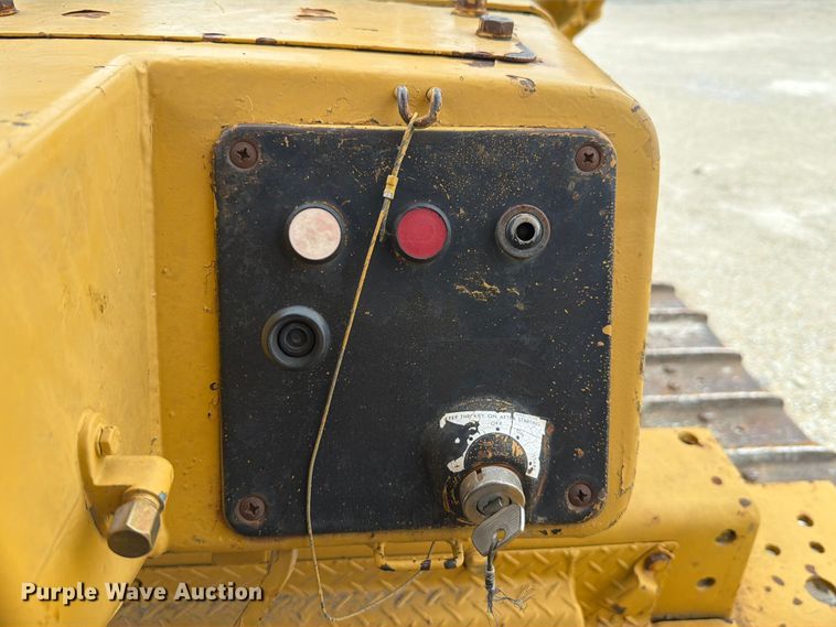 image for item FT6116 1991 Komatsu D65E-8 cable plow