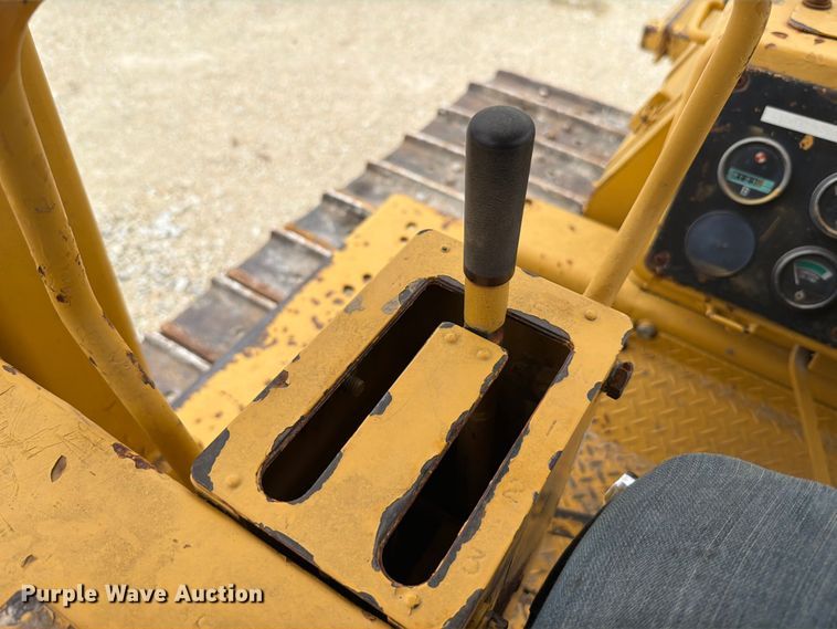 image for item FT6116 1991 Komatsu D65E-8 cable plow