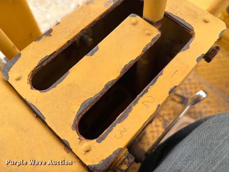 image for item FT6116 1991 Komatsu D65E-8 cable plow