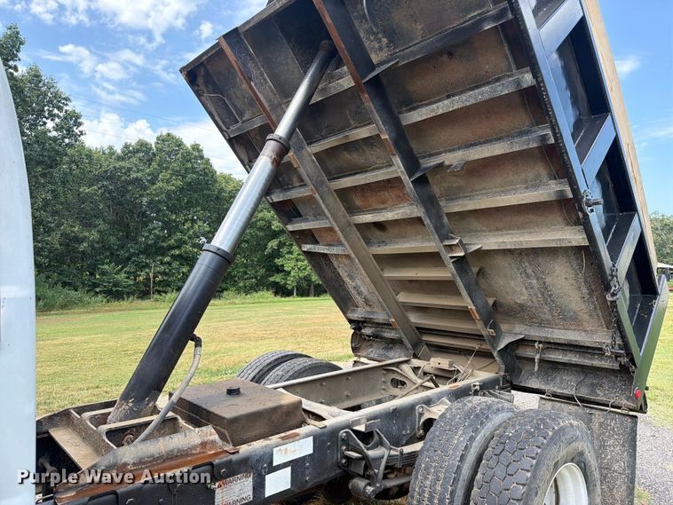 image for item FU1033 2005 Ford F750 dump truck