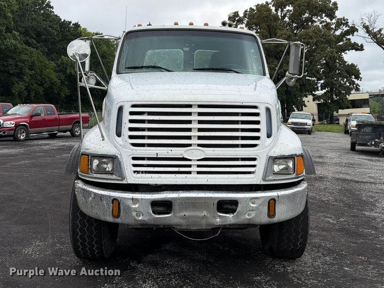 image for item FU4526 2004 Sterling L9500 truck cab and chassis