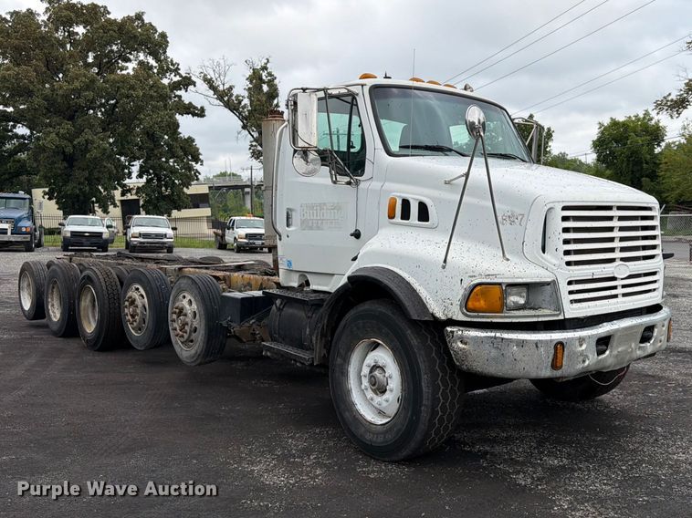 image for item FU4526 2004 Sterling L9500 truck cab and chassis