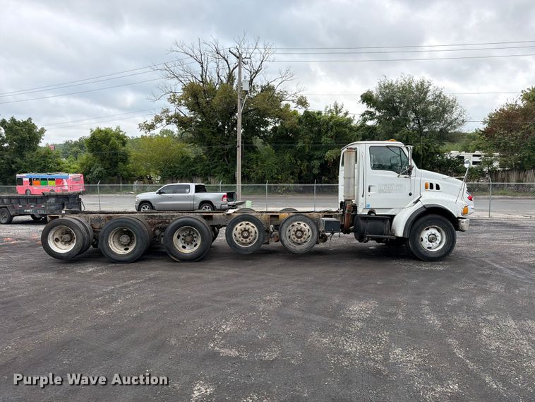 image for item FU4526 2004 Sterling L9500 truck cab and chassis